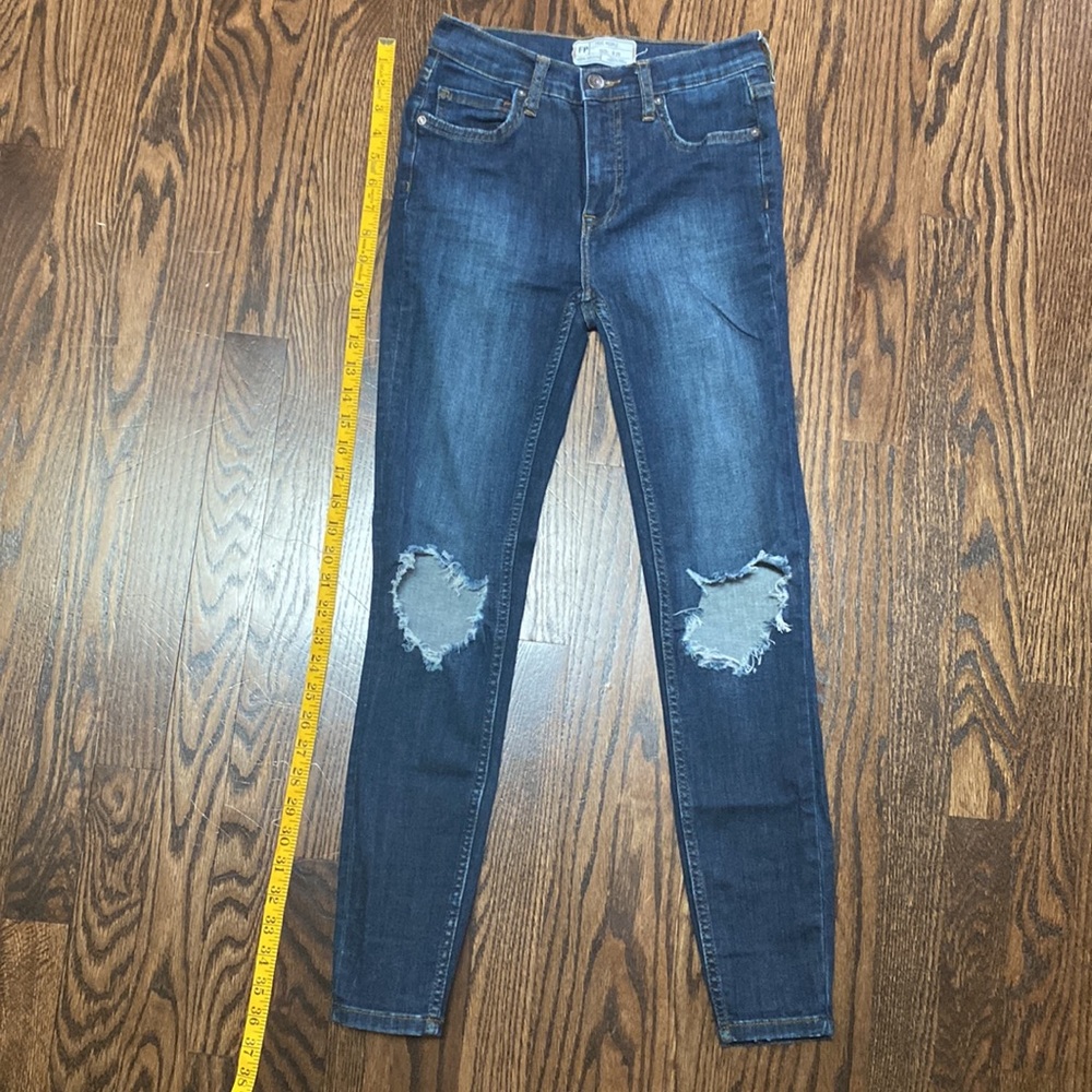Free People Skinny Women’s Distressed Jeans in Blue Wash. size 25 - Picture 10 of 11